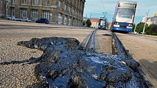 Una prolongada ola de calor con altas temperaturas provocó importantes daños en la infraestructura del tranvía de Leipzig, Alemania, el sábado 27 de junio de 2026.