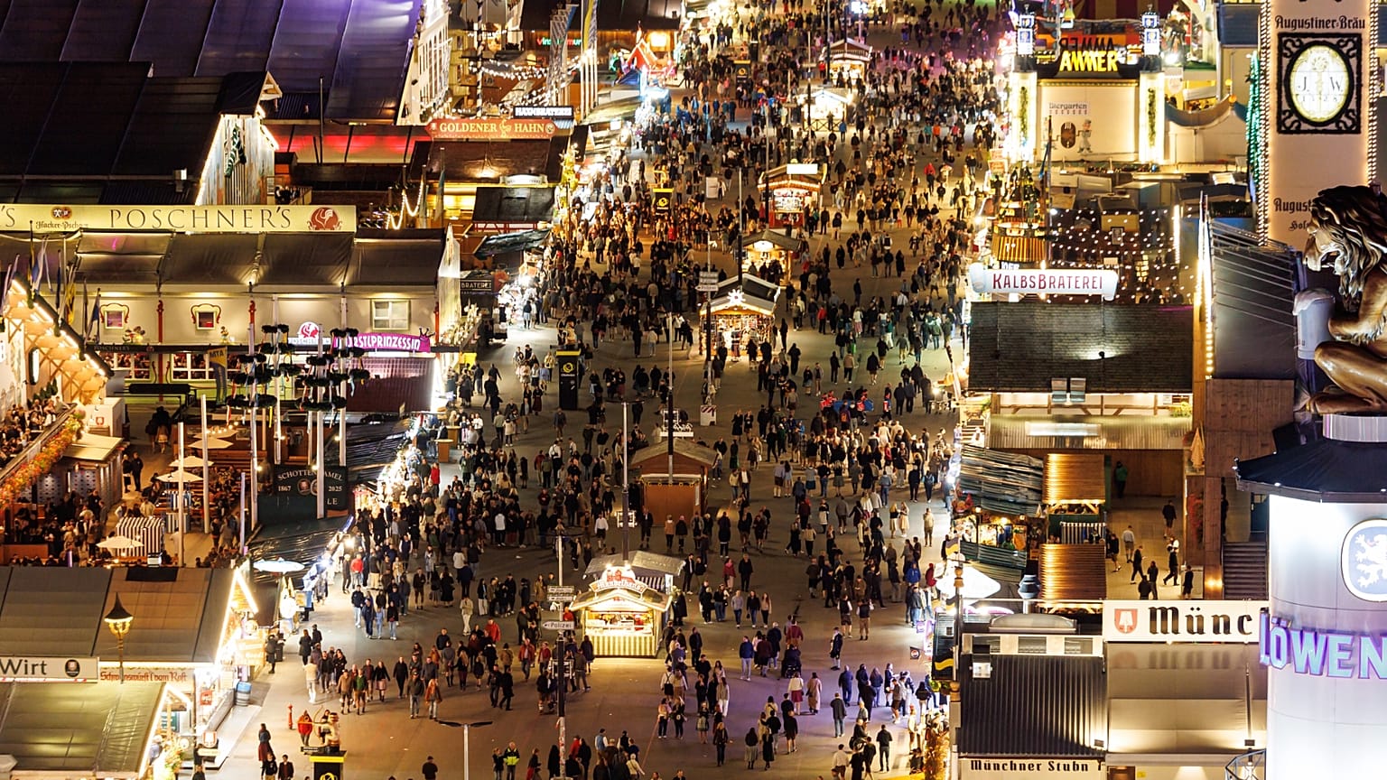 Das Oktoberfest bei Nacht und von oben