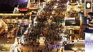 Das Oktoberfest bei Nacht und von oben
