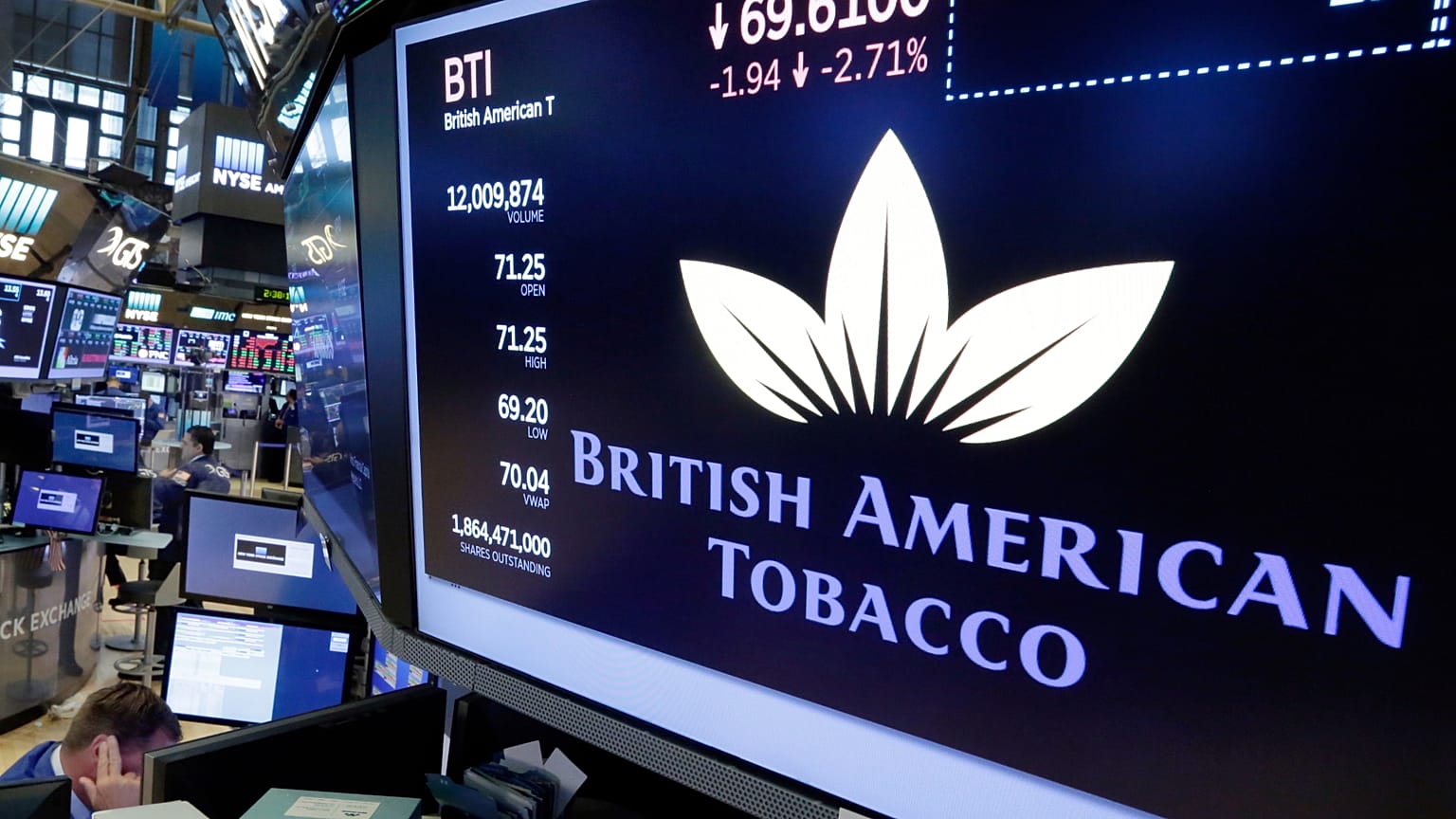 ΑΡΧΕΙΟ. Το λογότυπο της British American Tobacco διακρίνεται πάνω από ένα περίπτερο συναλλαγών στο δάπεδο του Χρηματιστηρίου της Νέας Υόρκης, Ιούλιος 2017