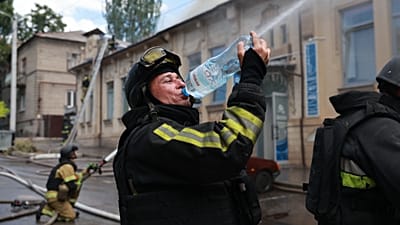 I soccorritori spengono un incendio in un edificio distrutto da un attacco russo a Zaporizhzhia, 26 giugno 2026.