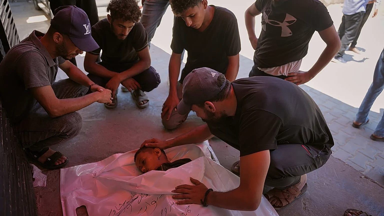 لسطينيون يشيّعون جثمان الطفل مالك أبو شاويش (8 سنوات)، الذي قُتل في غارة جوية إسرائيلية