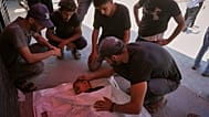 لسطينيون يشيّعون جثمان الطفل مالك أبو شاويش (8 سنوات)، الذي قُتل في غارة جوية إسرائيلية