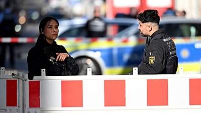 Immagine di repertorio. Agenti di polizia presidiano una strada.