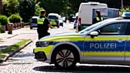 Polizeibeamte sichern am Montag, dem 29. Juni 2026, nach einer Schießerei in Stade den Tatort.