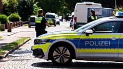 Polizeibeamte sichern am Montag, dem 29. Juni 2026, nach einer Schießerei in Stade den Tatort.
