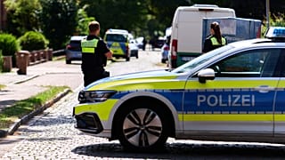 Polizeibeamte sichern am Montag, dem 29. Juni 2026, nach einer Schießerei in Stade den Tatort.