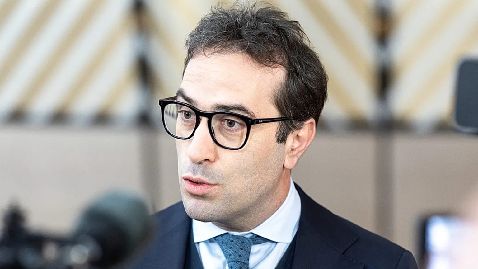 Carlos Cuerpo Caballero gazdasági miniszter a médiának nyilatkozik, amikor megérkezik az Eurocsoport pénzügyminisztereinek brüsszeli ülésére 2026. május 4-én.