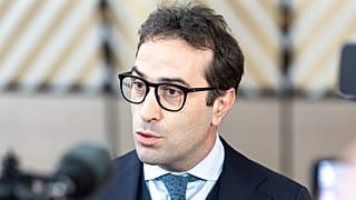 El ministro de Economía, Carlos Cuerpo Caballero, habla con los medios a su llegada a la reunión de ministros de finanzas del Eurogrupo en Bruselas, el 4 de mayo de 2026.