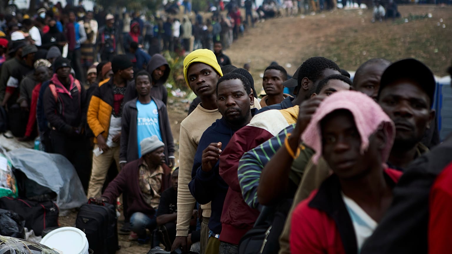 Vertriebene Migranten stehen an einer Abschiebestelle in Durban, Südafrika, Schlange, Mittwoch, 17. Juni 2026.