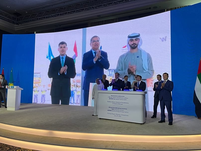 Ceremonia de colocación de la primera piedra del parque eólico Zhambyl de un gigavatio y del proyecto BESS de 600 megavatios hora en Kazajistán