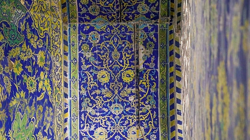 آسیب به کاشی‌های مسجد جامع عباسی