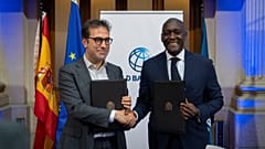 Il primo vicepresidente e ministro dell'Economia, Carlos Cuerpo, insieme a Makhtar Diop, direttore generale della Società finanziaria internazionale a Madrid