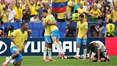 يحتفل البرازيلي غابرييل مارتينيلي (22) مع زميله بعد انتهاء مباراة كأس العالم للدور الـ32 لكرة القدم بين البرازيل واليابان في هيوستن، يوم الاثنين 29 يونيو 2026.