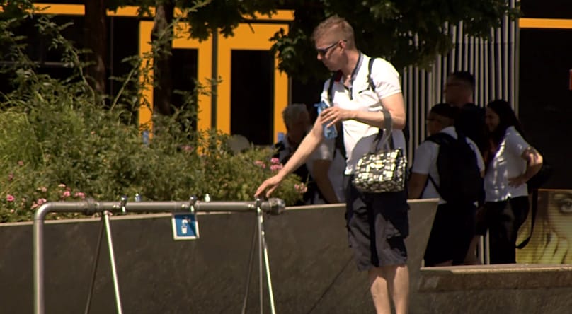 En raison des températures élevées, une personne se rafraichit à un point d'eau à Budapest