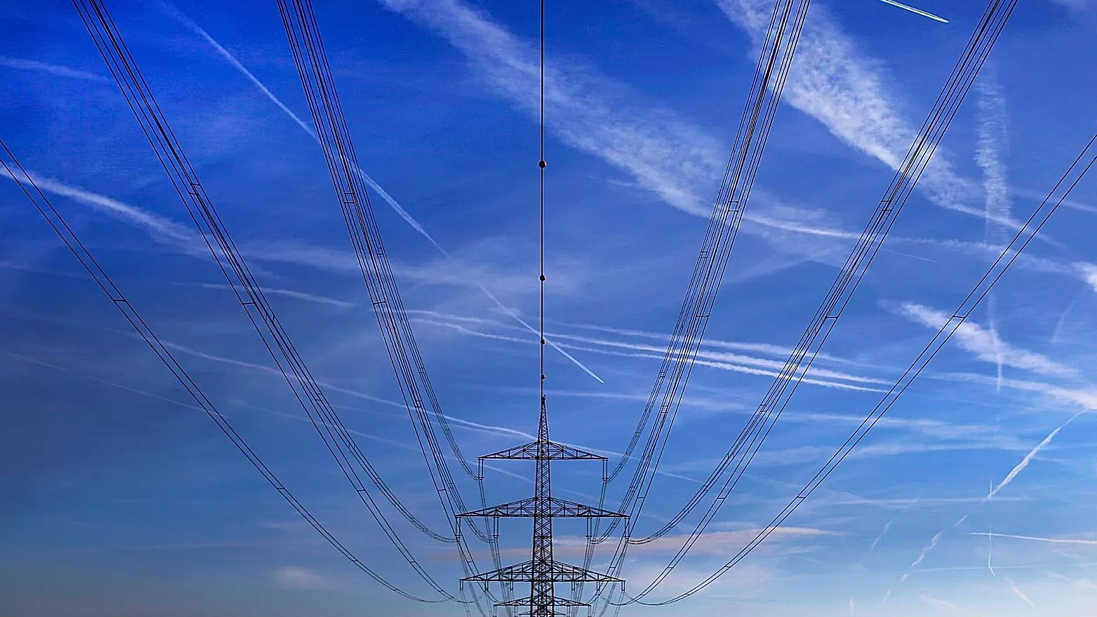 Foto de archivo, tomada el uno de noviembre de 2017, muestra cables de alta tensión colgando de un poste en un campo en Hattersheim, Alemania.