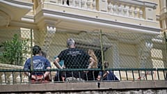 يفحص المحققون موقع الحادث في المبنى السكني الذي تسبب فيه انفجار عبوة ناسفة في إصابة ثلاثة أشخاص بجروح خطيرة في اليوم السابق في موناكو، الثلاثاء 30 يونيو 2026. (صورة من وكالة أ