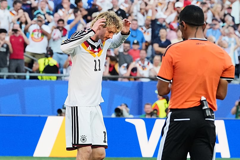 L'Allemand Nick Woltemade (11) réagit après avoir manqué son tir lors de la séance de tirs au but, à Foxborough, dans le Massachusetts, près de Boston, le lundi 29 juin 2026. 