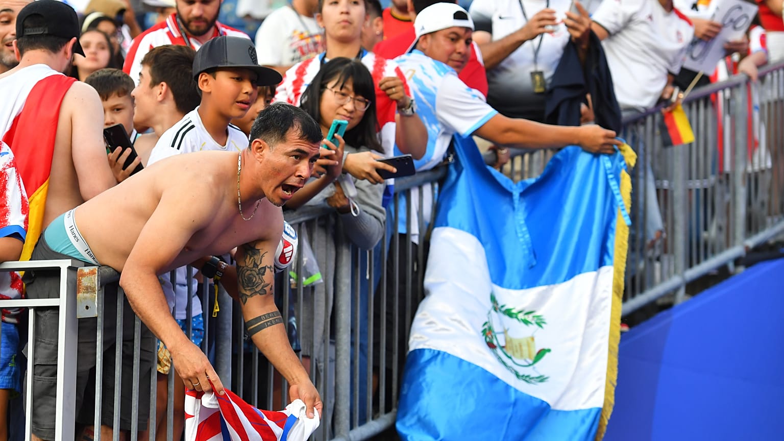 Fans aus Paraguay jubeln auf den Rängen, nachdem ihr Team Deutschland im Elfmeterschießen im WM-Sechzehntelfinale in Foxborough bei Boston besiegt hat, 29. Juni 2026