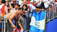 Paraguaylı taraftarlar, Almanya'yı penaltılarda yenmelerinin ardından, 29 Haziran 2026'da Boston yakınlarındaki Foxborough'da tribünlerden tezahürat yapıyor.