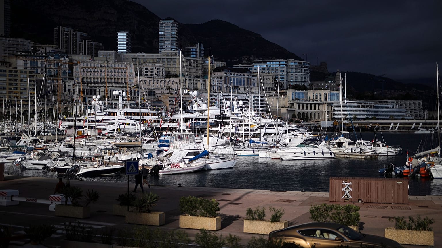 ARCHIVO - Un automóvil de lujo circula por el puerto de Mónaco, 19 de noviembre de 2020. (Foto AP/Daniel Cole, Archivo)