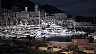 ARCHIVO - Un automóvil de lujo circula por el puerto de Mónaco, 19 de noviembre de 2020. (Foto AP/Daniel Cole, Archivo)