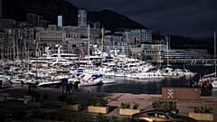 ARCHIVO - Un automóvil de lujo circula por el puerto de Mónaco, 19 de noviembre de 2020. (Foto AP/Daniel Cole, Archivo)