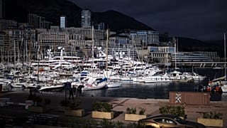 ARCHIVO - Un automóvil de lujo circula por el puerto de Mónaco, 19 de noviembre de 2020. (Foto AP/Daniel Cole, Archivo)