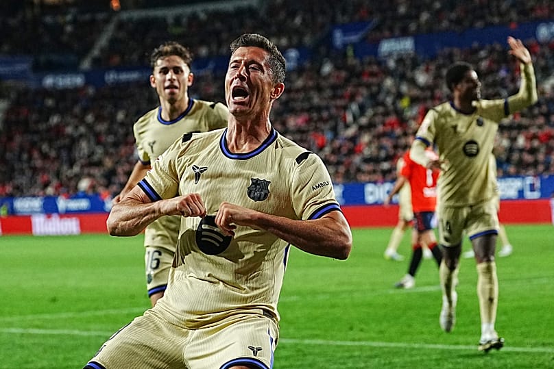 Robert Lewandowski celebruje po zdobyciu pierwszego gola dla swojej drużyny podczas meczu hiszpańskiej La Ligi pomiędzy Osasuną a FC Barceloną w Pampelunie.