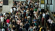 Plusieurs passagers à l'aéroport de Madrid-Barajas pendant la panne d'électricité du 28 avril 2025