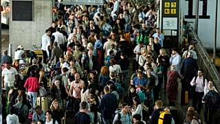 Varios pasajeros en el aeropuerto de Madrid-Barajas durante el apagón del 28 de abril de 2025