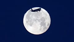 Eine Maschine von TAP Air Portugal landet bei Sonnenaufgang in Lissabon, der Vollmond steht dahinter, Montag, der erste Juni 2026.
