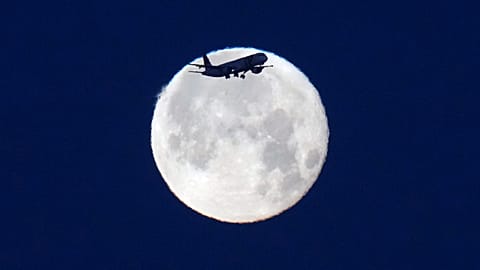 Bir TAP Air Portugal uçağı, arkasında dolunayla gün doğumunda Lizbon’a inişe geçiyor, Pazartesi, 1 Haziran 2026.