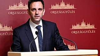 Melléthei-Barna Márton, a Tisza Párt frakcióvezető-helyettese a heti parlamenti aktualitásokról tart sajtótájékoztatót az Országház sajtótermében