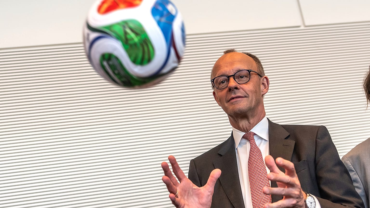Die Reaktion von Bundeskanzler Friedrich Merz nach dem WM-Aus für Deutschland sorgt für Irritationen.