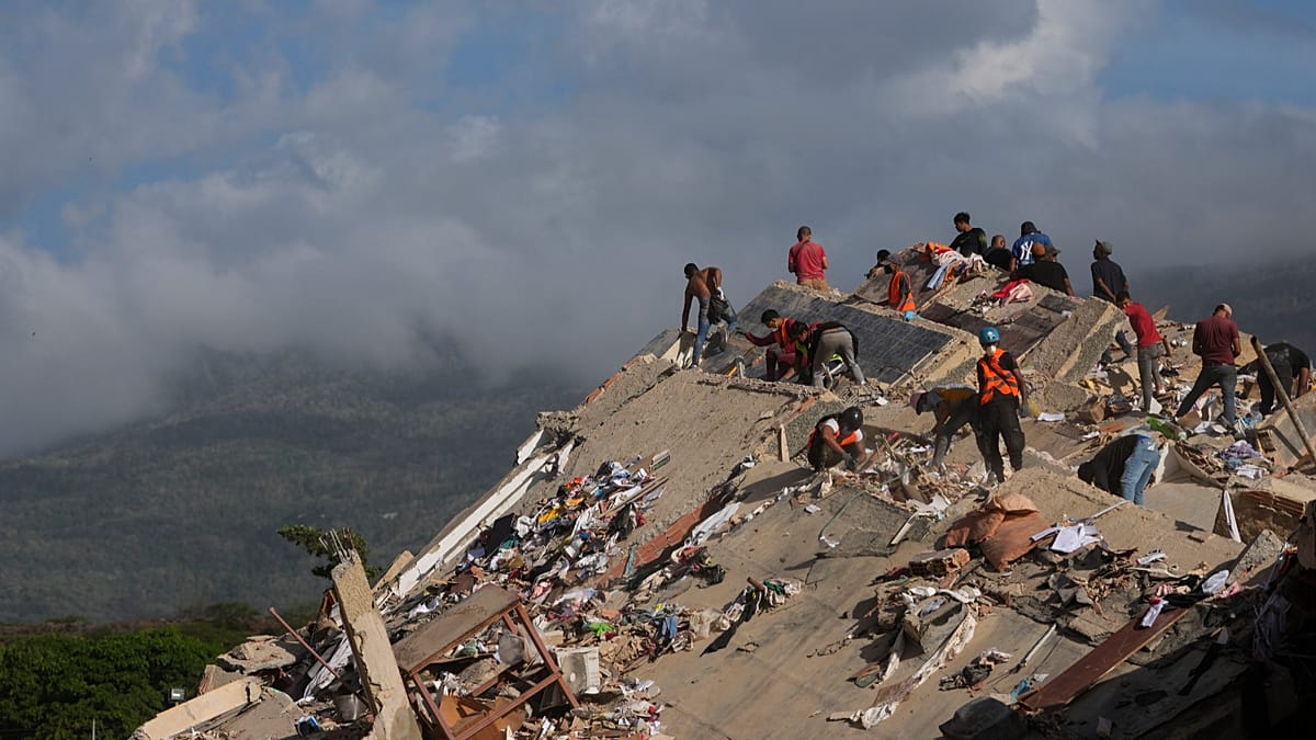 European rescue teams arrive in Venezuela in desperate bid to find quake survivors