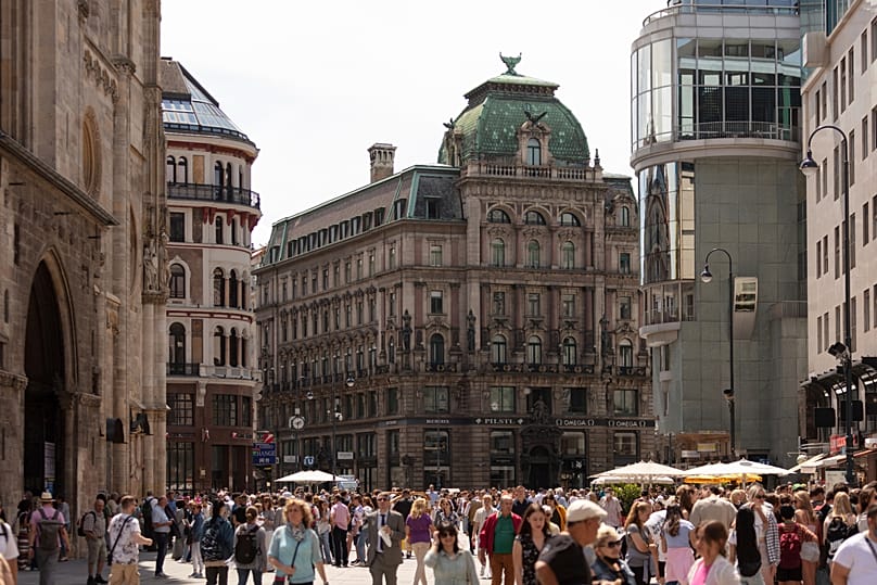Pessoas caminham pelas ruas comerciais no centro da cidade de Viena, Áustria