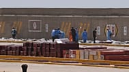 Gerichtsmediziner legen am Montag, 29. Juni 2026, am Hafen von La Guaira in Venezuela die Körper von Erdbebenopfern in Särge.