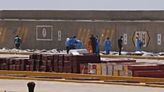 Gerichtsmediziner legen am Montag, 29. Juni 2026, am Hafen von La Guaira in Venezuela die Körper von Erdbebenopfern in Särge.