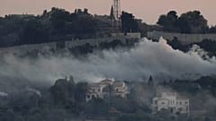 تصاعد الدخان من قصف مدفعي إسرائيلي في بلدة الضهيرة جنوب لبنان على الحدود مع إسرائيل، بينما استهدف حزب الله موقعًا عسكريًا إسرائيليًا ودبابة ميركافا، الاثنين 16 أكتوبر 2023.