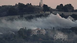 تصاعد الدخان من قصف مدفعي إسرائيلي في بلدة الضهيرة جنوب لبنان على الحدود مع إسرائيل، بينما استهدف حزب الله موقعًا عسكريًا إسرائيليًا ودبابة ميركافا، الاثنين 16 أكتوبر 2023.