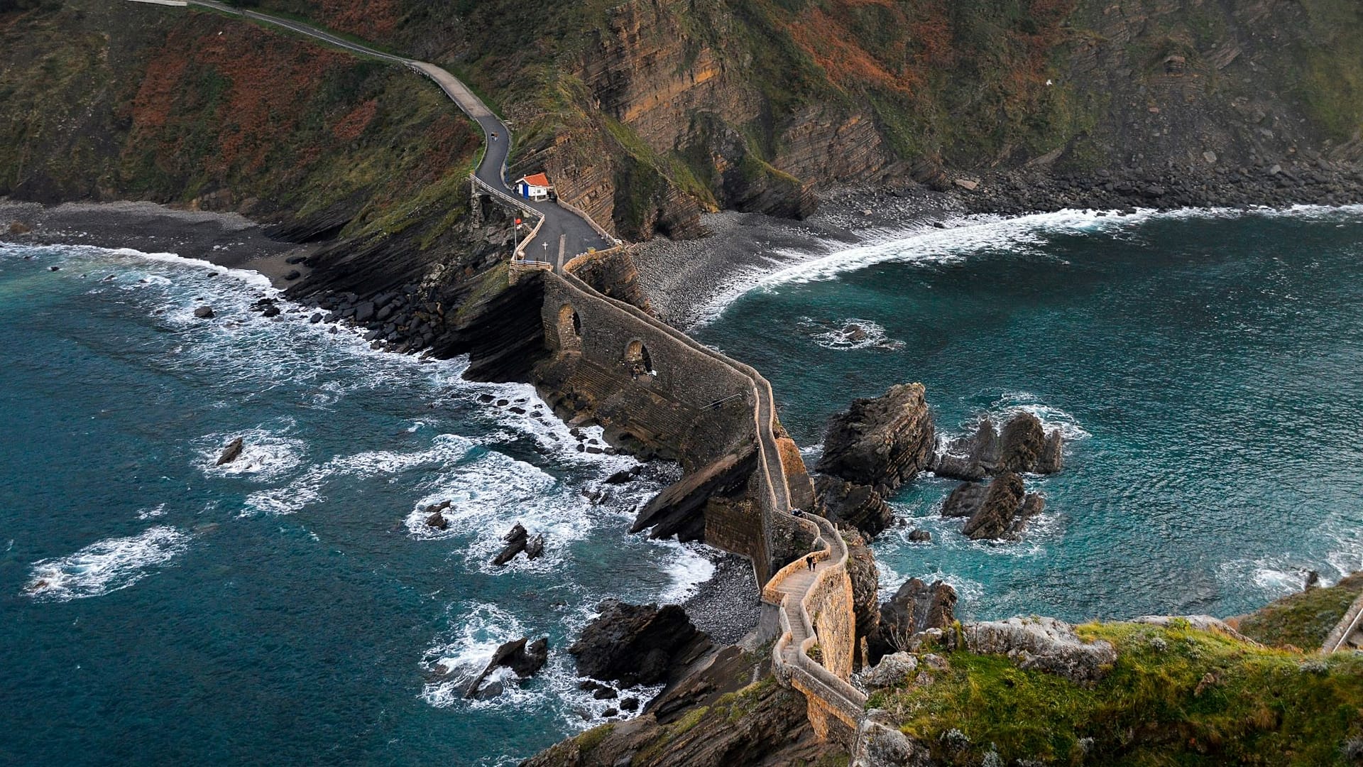 Spanyolország várhatóan fellendülést tapasztal a Sárkányok háza harmadik évadának köszönhetően (a képen: San Juan de Gaztelugatxe, más néven Dragonstone)