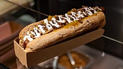 Der Bastardo-Hotdog von Frau Hund wird in SWISS First auf Flügen ab der Schweiz bis zum ersten September angeboten.