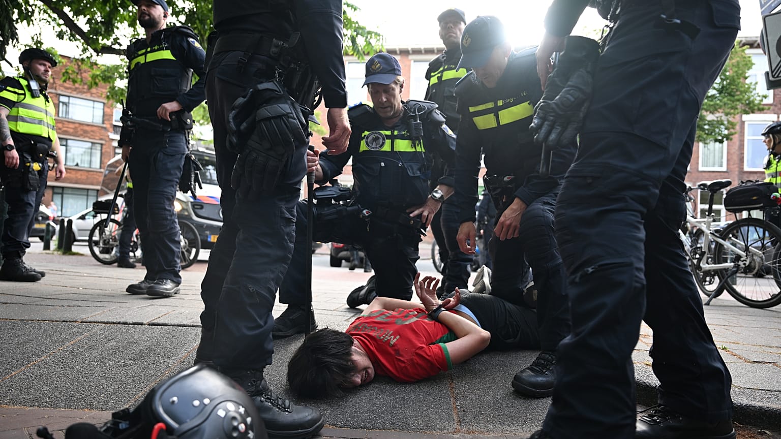 Polis, 30 Haziran 2026 Salı günü Lahey'de Hollanda ile Fas arasında oynanan Dünya Kupası maçının ardından bir Faslı taraftarı gözaltına alıyor.