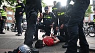 La police arrête un supporter marocain après un match de Coupe du monde entre les Pays-Bas et le Maroc à La Haye, mardi 30 juin 2026