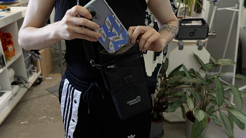 Smartphone-Tasche gegen Tracking von Urban Privacy, Leipzig