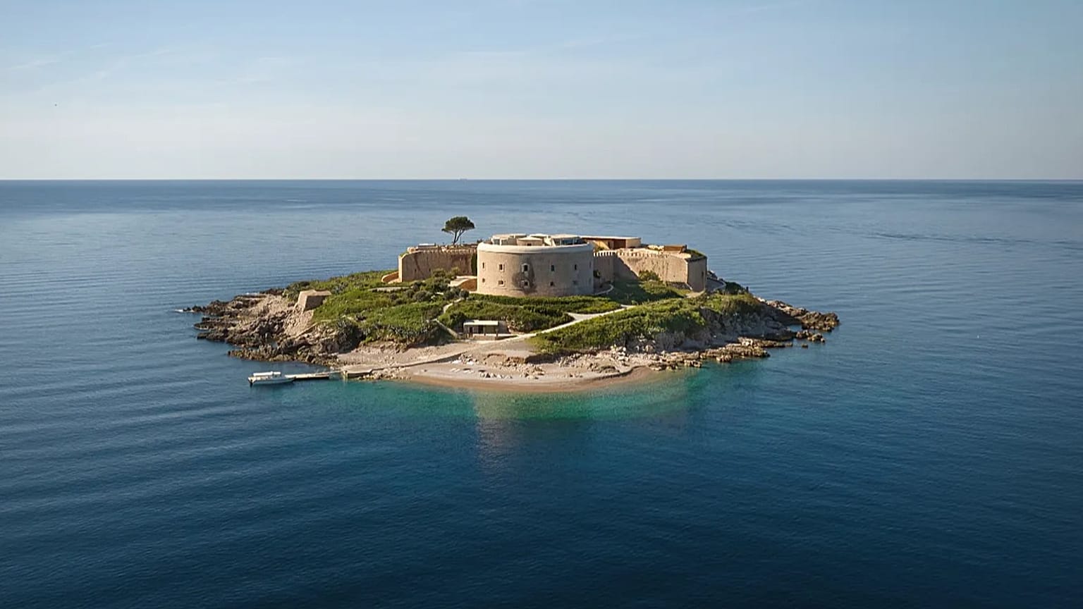 Mamula Island resort, spa ve spor salonu ile eksiksiz, çeşitli yeme-içme konseptleri sunan 32 odalı bir sığınak.