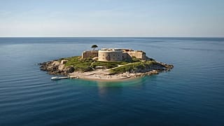 Το θέρετρο Mamula Island είναι ένα καταφύγιο 32 δωματίων, με σπα, γυμναστήριο και ποικιλία γαστρονομικών επιλογών