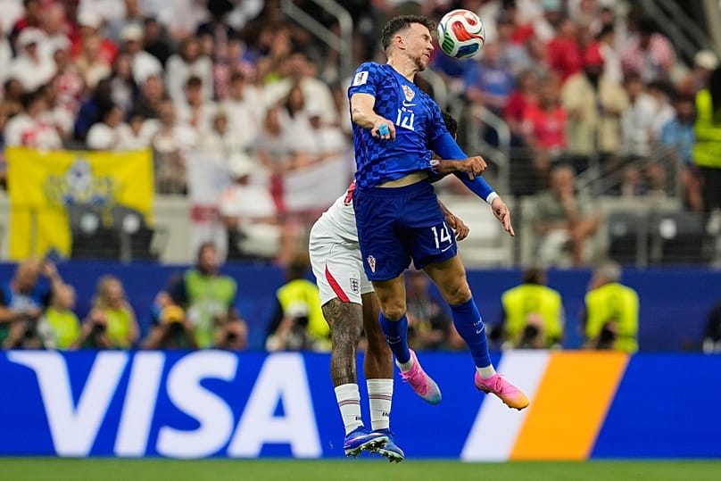 Perisic au duel aérien lors du match contre l’Angleterre à Arlington, Texas
