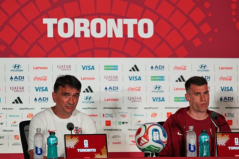 Le sélectionneur de la Croatie, Zlatko Dalic, à gauche, lors de la conférence de presse conjointe avec le gardien Dominik Livakovic à la veille du match contre le Portugal à Toronto